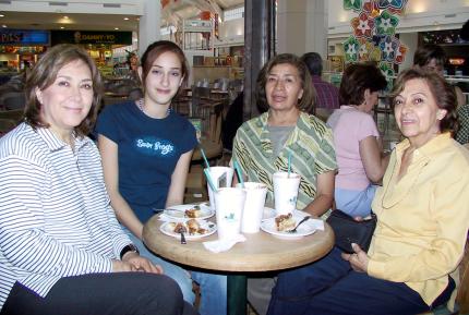 Sara Bucio, Jacky Shepard, Flor Bucio y Rosi Bucio.