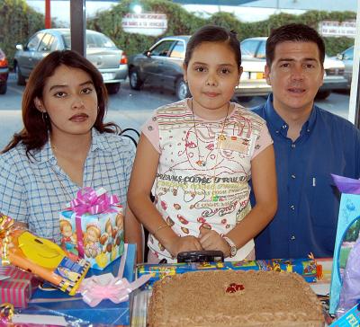 Fernanda Marroquín Manríquez acompañada de sus papás, Rocío Manríquez de Marroquín y Fernando Marroquín Barrera en el festejo que le ofrecieron por su cumpleaños.