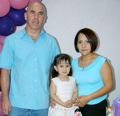 La pequela Natalia Estrada García festejó su cumpleaños en compañía de sus papás Rolando Estrada y Sandra García.