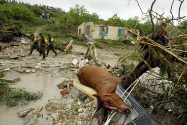 Por su parte, la comunidad fronteriza de Eagle Pass, Texas, se solidarizó  con la limítrofe población de Piedras Negras, en el estado mexicano de Coahuila, con el envío de ayuda para cientos de damnificados por las intensas lluvias de este domingo.