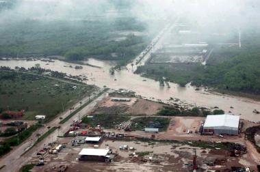 Las fuertes lluvias registradas en la sierra, provocaron que el río Escondido se desbordara en su paso por esta frontera, inundando el sector conocido como Villa de Fuentes, donde se localizan asentamientos irregulares.