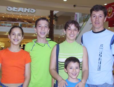 Abelardo de la Torre Vélez, Vicky Amozurrutia de De la Torre, con su hijos Giovonna, Adrián y Abelardo de la Torre Amozurrutia, captados en conocido centro comercial.