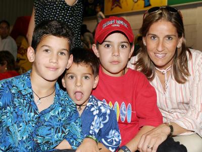 Andrés, Luis y Diego Medrano Diez junto a su mamá Paulina Diez de Medrano.