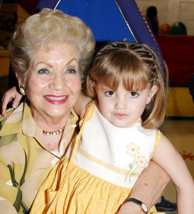 Isabela Fernández Teele celebró su tercer cumpleaños, la acompaña su abuelita María Isabel Abrosa de Teele.