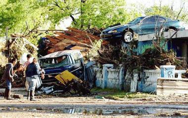 En las calles de la inundada ciudad podían verse bardas derrumbadas, árboles y postes yaciendo en el suelo, caballos muertos, muebles, escombros y automóviles volcados.