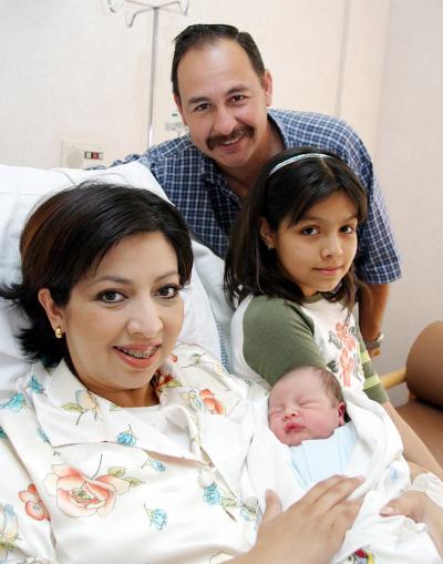 Alejandro Garibay y Graciela de Garibay con su hija Graciela y el pequeño Alejandro Garibay.