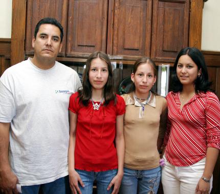 Jesús Cisneros con sus hijas Elizabeth, Lidia María y Claudia.