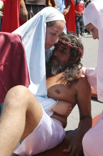 En ese momento hasta los vendedores dejan de gritar para ver cómo Cristo muere y su cuerpo es bajado para posteriormente colocarlo en el sepulcro.