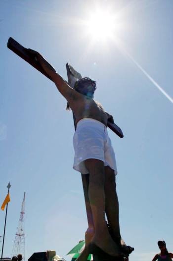 El silencio se hace presente después de recorrer más de un kilómetro del Cerro de las Noas. Jesús es clavado en la cruz.