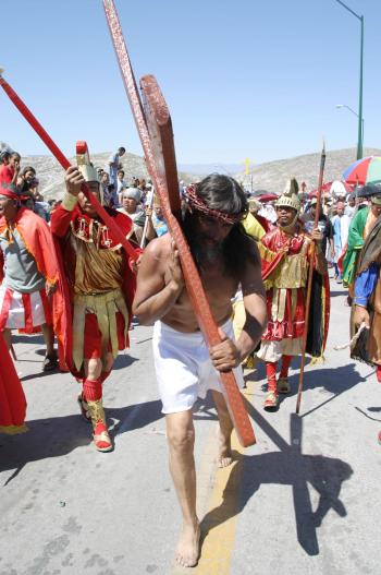 La tercera caída es la más dolorosa para los asistentes. Y es que la cruz golpea la cara de Jesús. Las exclamaciones de la gente son de indignación como hace más de dos mil años, sobre todo cuando es despojado de sus vestiduras y los soldados se reparten sus ropas.