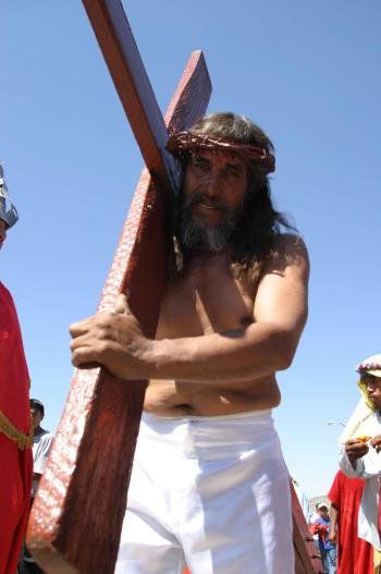 La procesión sigue y en momentos el Alcalde logra captar la atención de los asistentes. El dolor de Jesús se olvida por unos segundos. Es que Guillermo Anaya Llamas da entrevistas a los medios de comunicación aprovechando las paradas en cada estación. La gente lo escucha hablar sobre sus principios católicos.