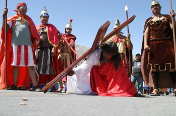 Después de que Verónica limpia el rostro de Jesús, cae por segunda vez. Los asistentes pelean por sacar la mejor fotografía o video. Entre la procesión empujan y se tropiezan, para captar el momento cuando las mujeres de Jerusalén lloran por Él.