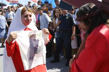 El calvario continúa en la cuarta estación. El encuentro de María con Jesús, conmueve a más de uno. Las lágrimas y el silencio, se hacen presentes una vez más antes de sentir un alivio cuando Simón el Cirineo ayuda a cargar la cruz a Cristo.