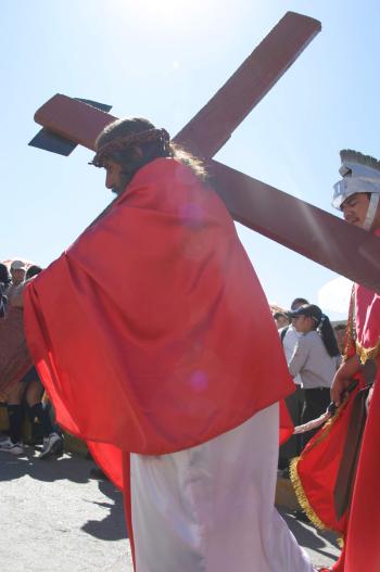 Y justo cuando Jesús cae por primera vez, algo más llama la atención de los católicos: es el Alcalde, quien sonriente y caminando en medio de los soldados, arriba 20 minutos más tarde de lo programado. Pero Guillermo Anaya se da tiempo para saludar al Obispo y platicar un poco con el padre José Rodríguez Tenorio.