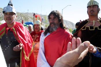 La fe no puede esperar más. Diez minutos más tarde, el Obispo decide comenzar la procesión sin la presencia del Alcalde. Con la narración de la primera estación y el rezo de un Padre Nuestro da inicio la pasión, muerte y resurrección de Jesús.