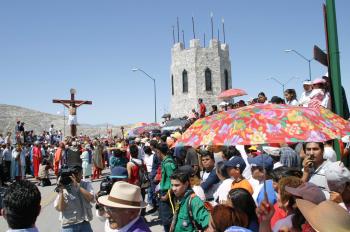 Pero en un Viernes Santo no importa. La fe está antes que el lugar de donde uno viene. Por eso en la carretera del Cerro de las Noas, lo mismo caminan personas con zapatos gastados que vestidos con ropa de marca.