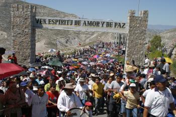 Nadie diría que quienes participan en la escenificación de la pasión, muerte y resurrección de Jesús, viven en las colonias más conflictivas de Torreón: Benito Juárez, Guadalupe, San Joaquín y Jacobo Meyer. Ahí donde las calles estrechas y la poca iluminación, son perfectas para esconder delincuentes.