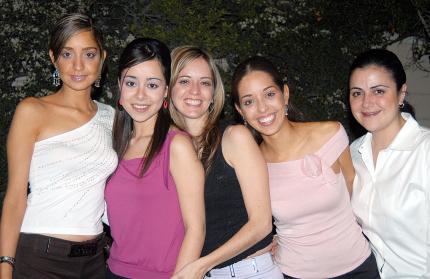 Daniela Valencia acompañada de sus amigas en la despedida de soltera que le ofrecieron