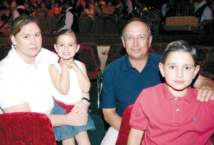 Juan Carrasco Montero y María Ángeles de Carrasco con sus hijos Laura y Sergio.