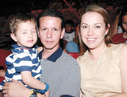 Mario Suárez Espinoza, Liliana Delgado de Suárez y el niño Santiago.