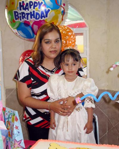 Dana Borrego en la fiesta de su tercer cumpleaños, junto a su mamá Paty de Borrego.