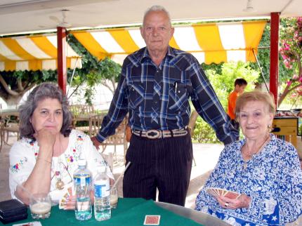 María Guadalupe Montes de Ojeda y José Ojeda, llegaron de Querétaro para visitar a Marissa de Bellesteros en la bella Comarca Lagunera.