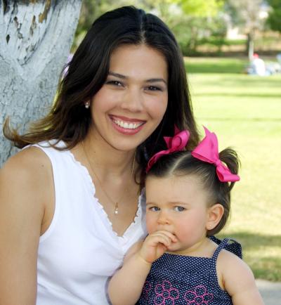 17 de abril 
Sofía Gutiérrez Ganzález junto a su mamá, Brenda González de Gutiérrez, en su fiesta de cumpleaños por su primer año de vida.