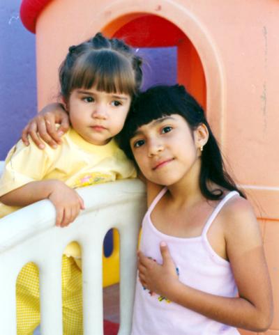 Aracely y Stephanie Montelongo González, captadas en un divertido festejo infantil.