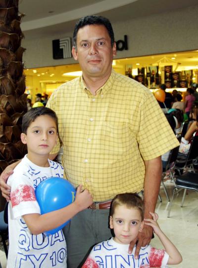 José Roberto y Ricardo con su papá, Roberto Escalante.