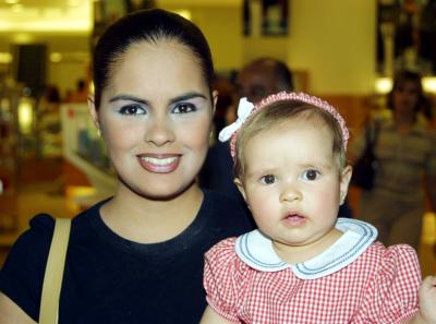 Reginita Lavín Duarte con su mamá, Norma Duarte de Lavín.