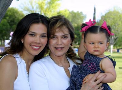 Sofía Gutiérrez festejó su primer cumpleaños en compañia de sun mamá, Lorena González de Gutiérrez y de su abuelita, María Emilia Salinas.