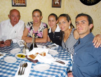 Enrique Alonso Fernández, Juany A. de Allegre, Astrid Allegre, Anabel Allegre y Enrique Aguilar.