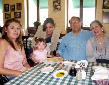 Jéssica Esparza, Ana Laura Martínez Novelo, Sr. Esparza, Sra Novelo y la niña Andrea Sofía.