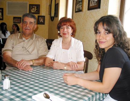 José Ramón Iza, Rosario Jaik y Karol Iza.