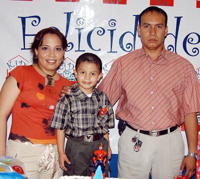 Edson López Rodríguez con sus papas, Edith Rodríguez de López Amaya, en la fiesta de cumpleaños que le organizaron en días pasados.