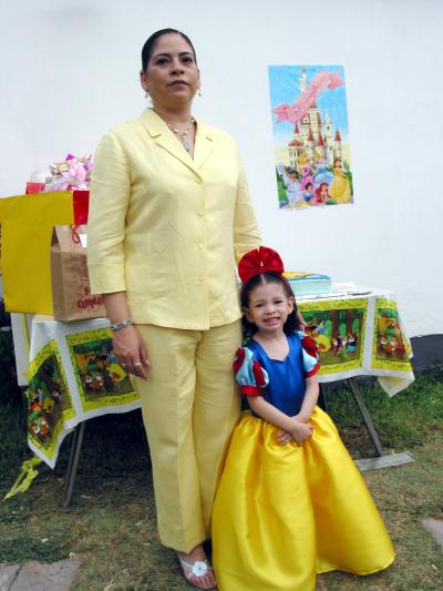 Ana Lucía Pérez Ortiz en compañia de su tía, María Elena Ortiz Fandoa, en la fiesta de cumpleaños que le ofrecieron sus papás.