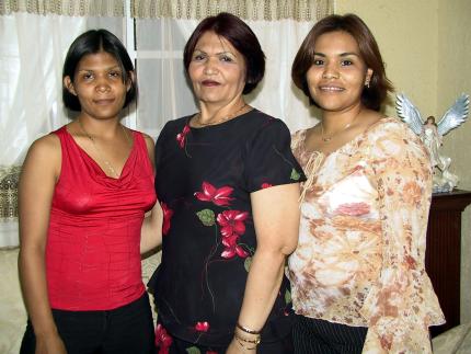 Yolanda Ochoa junto a sus hijas Fabiola y Perla  Esperanza, en el festejo que le ofrecieron por su cumpleaños.