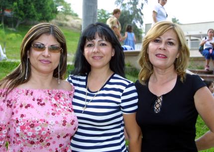 Camy de González, Karla de Gómez y Carolina de Gómez.