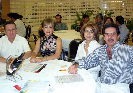 Arturo Gilio, Magaly Gámez, Michel Zreek y Caty de Zreek.