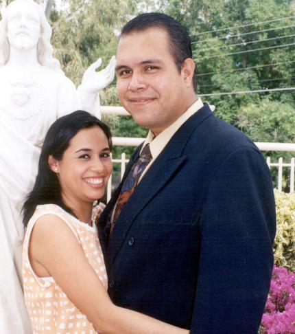 Lic. Enrique S. Ruiz Anaya y Lic. Adriana Ahidé Chávez Mena efectuaron su presentación religiosa em la parroquia de La Inmaculada Concepción, el viernes 16 de abrilde 2004.