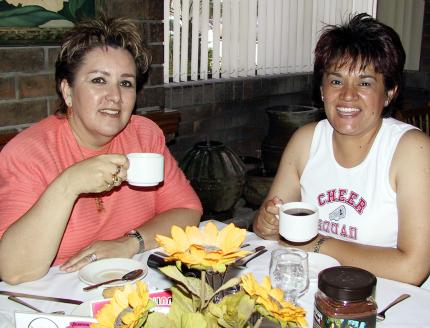 Mayela de Caprana y Lolita Salas.