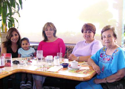 Mónica de Reyes, niña Andrea Reyes, Mayela de Olivares, Carolina de Esguerra y Magdalena de Arcaute.