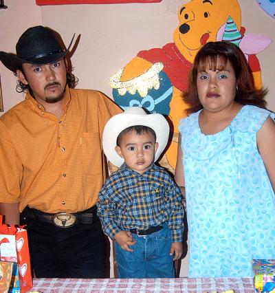 Bryan Alejandro Mejia Ororna acompañado de sus papás, Fernando Mejía Martínez y Perla Fabiola Orona Blanco, en el festejo que le organizaron por su cumpleaños.