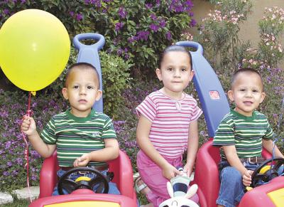 Alfredo, Andrea y Alejandro Arzate Campos.