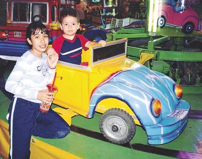 Axel Radamés Becerril López junto a su prima Itzel Aimeé Samaniego Becerril, en los festejos por el Día del Niño.