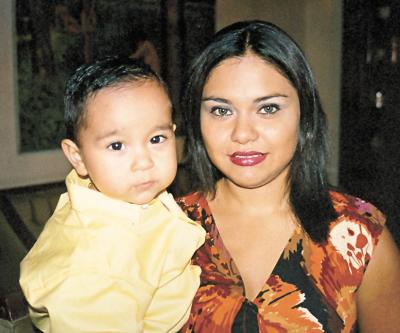 Jorge A. A. Quiñones acompañado de su mamá Dulce María Quiñonez, en una fotografía con motivo del día del niño.