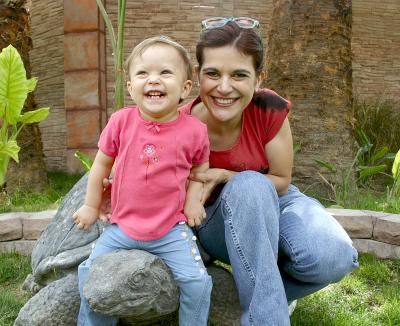 La pequeña Natalia Domínguez con su mamá, Ana Gutiérrez.