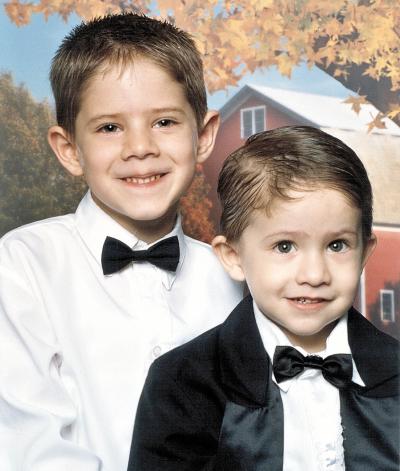 Lorenzo Gabriel y Leonardo de la Parra Soto festejarán el Día del Niño en compañia de sus padres, Lorenzo Gabriel de la Parra y María Eugenia Soto de De la Parra.