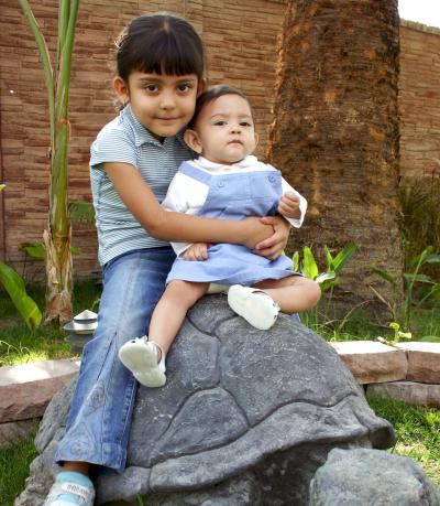 Mariana y María Alejandra Marroquín Cisneros.