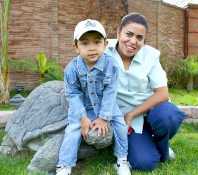 Sebastian Cisneros con su mamá, Alejandra de Cisneros.